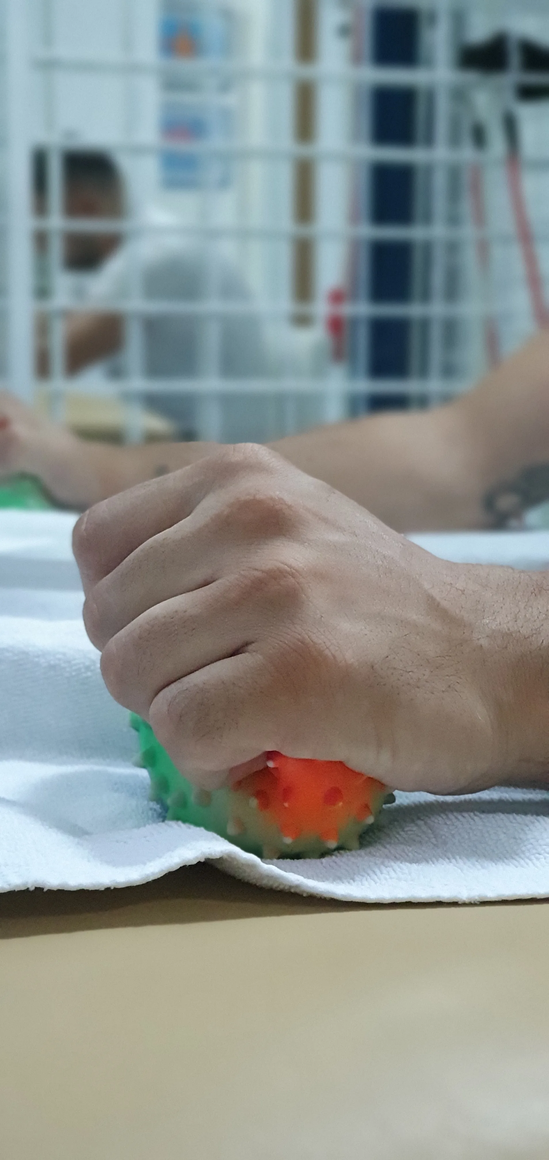 Mirror terapija — vježba šake s lopticom