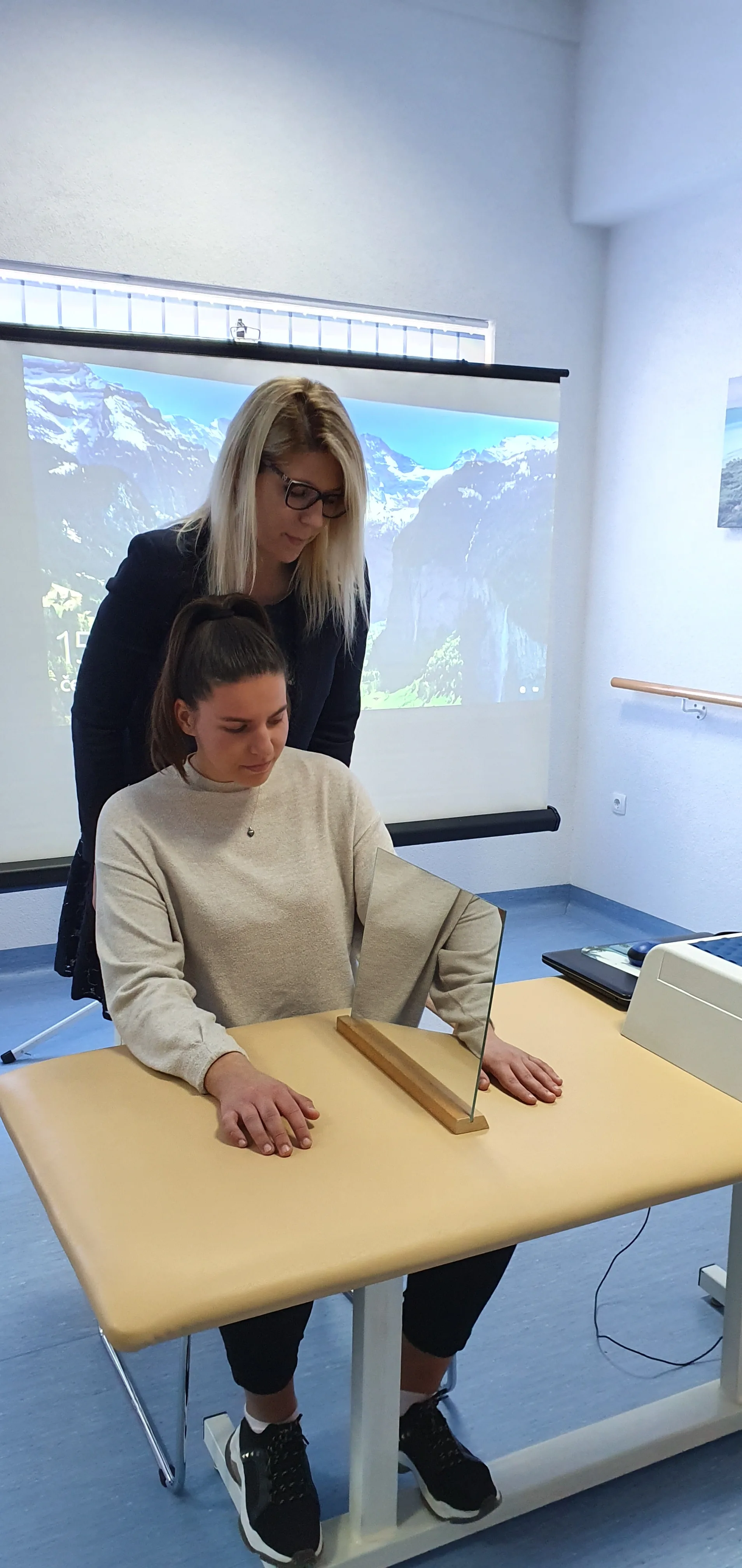 Antonela Pavić demonstrira mirror terapiju studentima