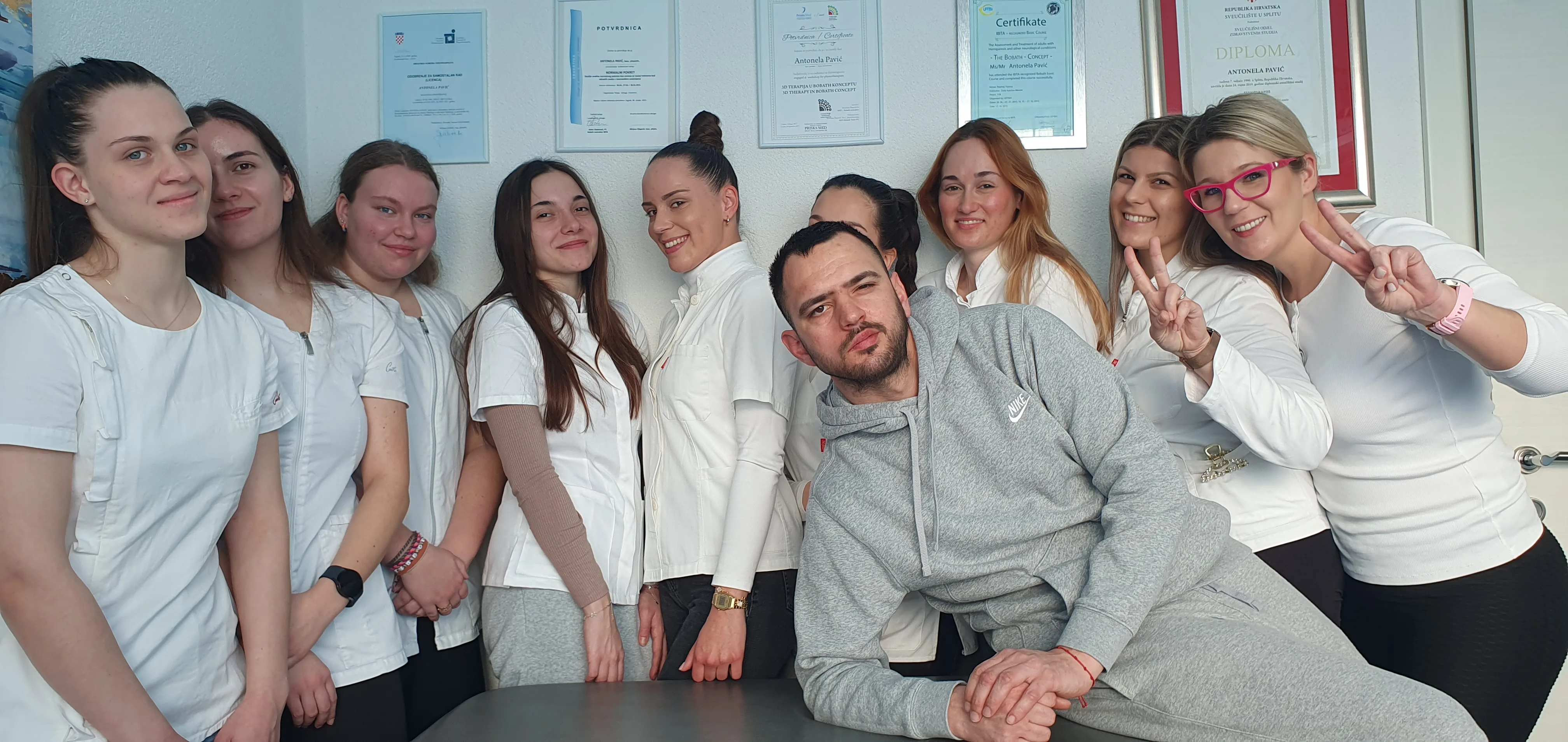 Grupna fotografija studenata i tima ustanove Superior