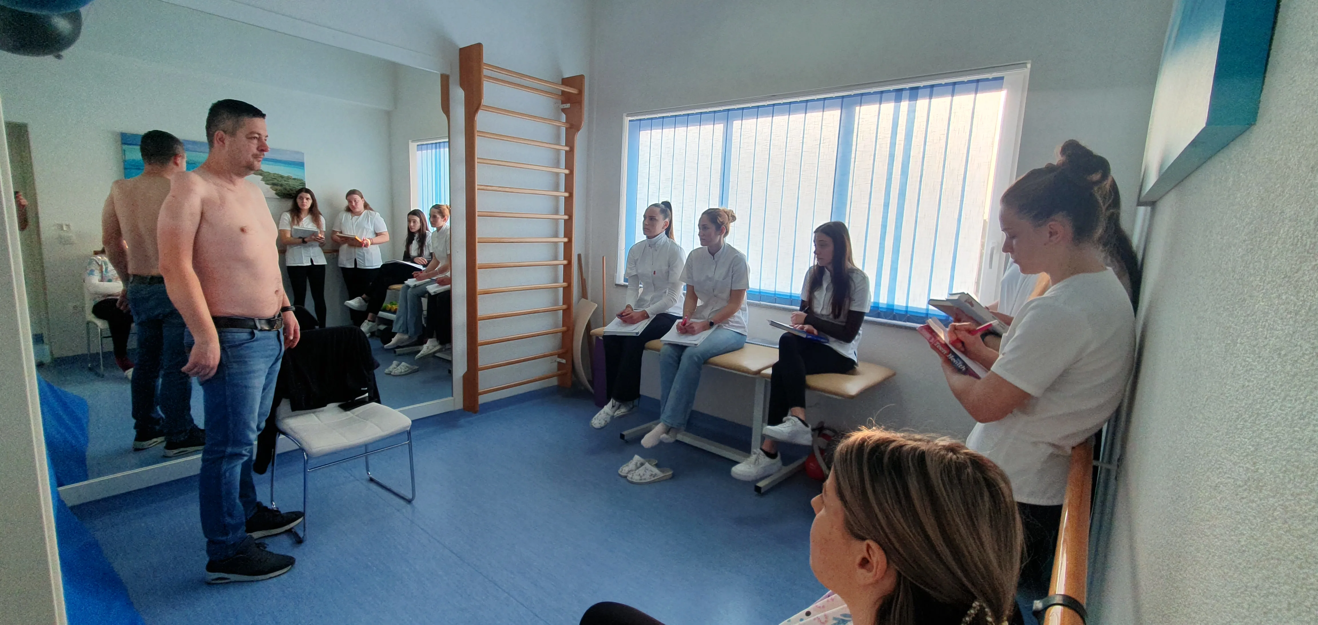 Studenti prate kliničku demonstraciju rehabilitacije